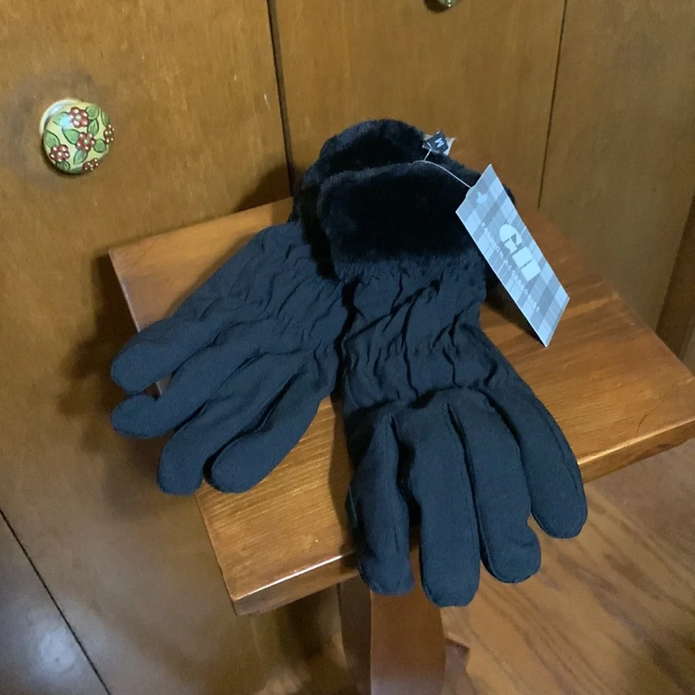 GH FASHION ACCESSORIES- Medium sized with faux fur black winter gloves🆕